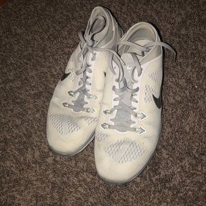 White Nike’s size 8